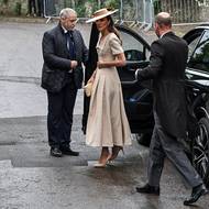 Následník trůnu princ William kráčí ke své manželce princezně Catherine, aby ji doprovodil na obřad.