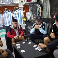 „Obvykle nesázím, protože mám málo peněz. To je prostě realita,“ řekl agentuře Reuters. „Sázky mě nezajímají. Mám rád pouliční fotbal kvůli adrenalinu a všemu, co s ním souvisí,“ dodal.
(Migueles hraje karty s přáteli v holičství jednoho z nich ve čtvrti Parque San Martin v Merlu na předměstí Buenos Aires, 20. dubna.)
