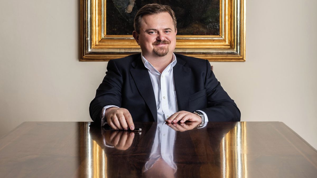 Soud poslal duchovního do vazby. Policie ho viní ze znásilňování a týrání