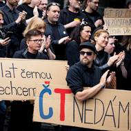Protest zaměstnanců České televize proti snaze vládní koalice změnit financování veřejnoprávních médií.