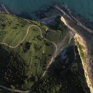 Pohled z dronu na záliv Zvernec v chráněné oblasti Vjosa-Narte.