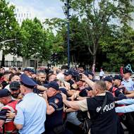 Demonstranti se během protestu proti výstavbě letoviska střetli s policií.