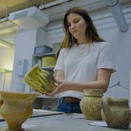 Archeoložka Valentine Brelouxová ukazuje střepy keramiky objevené při vykopávkách.