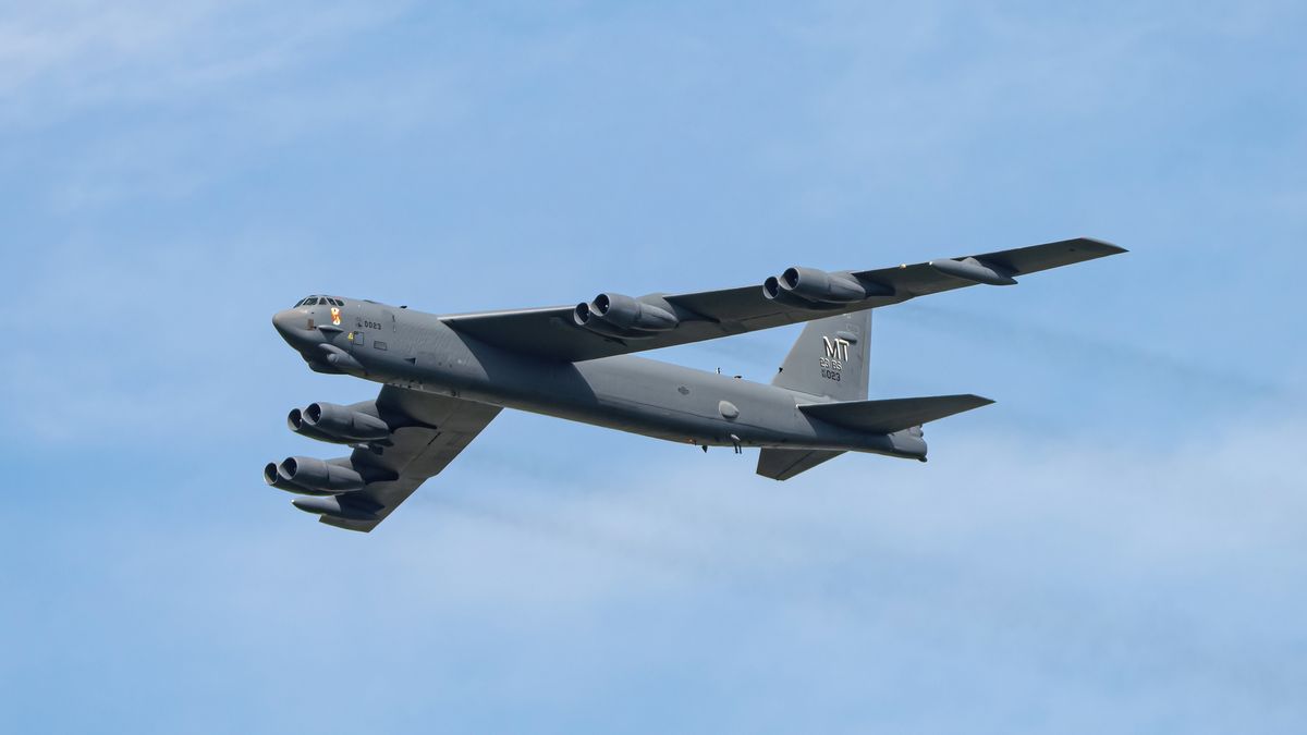 B-52 Stratofortress Crashes Shortly After Takeoff at Edwards Air Force Base