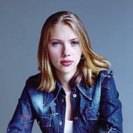 Na prahu slávy přivítal karlovarský festival v roce 2001 sedmnáctiletou herečku Scarlett Johansson. Představila film o spolužačkách ze střední školy Přízračný svět. Rok poté natočila se Sofií Coppolou snímek Ztraceno v překladu, který ji celosvětově proslavil.