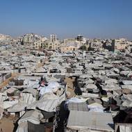 „Jediným únikem v Pásmu Gazy, od severu na jih, je moře,“ řekl agentuře Reuters 36letý Vádí Rás, palestinský uprchlík žijící na pobřeží města Gaza.