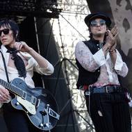 Také v Hradci Králové frontman Remington Leith skočil do černého nafukovacího člunu, který pak lidé nad sebou přenášeli rukama.