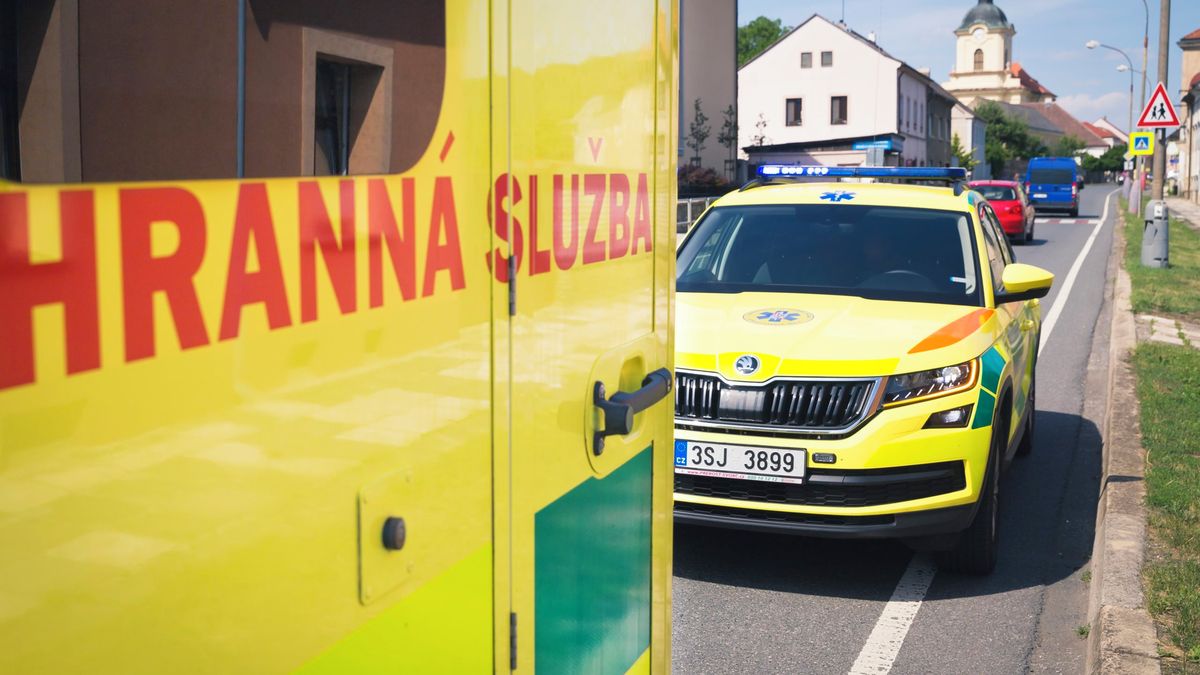 Praha chce dát 45 vyřazených sanitních vozů spolku, který pomáhá Ukrajině