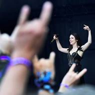 Pětadvacet kapel ze světa včetně německých Beyond The Black (na fotografii) a více než 35 hodin tvrdé hudby nabídne 15. ročník festivalu Metalfest Open Air, který začal tento pátek v Plzni. Potrvá do neděle.