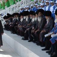 „V Turkmenistánu se nepořádají soutěže krásy pro ženy, ale pro koně,“ řekl novinářům sedmdesátiletý chovatel Ašir.
(Muži odění do stejnokrojů tleskali ve stejném rytmu a mávali národními vlajkami, zatímco si nejvyšší ocenění odnášel pískově zbarvený hřebec Hankerven, zdobený šperky a tradičním kobercem, 25. dubna.)
