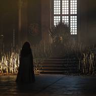 Olivia Cooke jako královna vdova Alicent Hightower a Ewan Mitchell v roli prince Aemonda Targaryena.