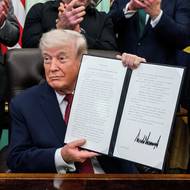 Ministerstvo financí zároveň usiluje o to, aby se na nových bankovkách objevil Trumpův podpis. Podle agentury Reuters by to bylo poprvé, kdy by na penězích byl podpis úřadujícího šéfa Bílého domu.