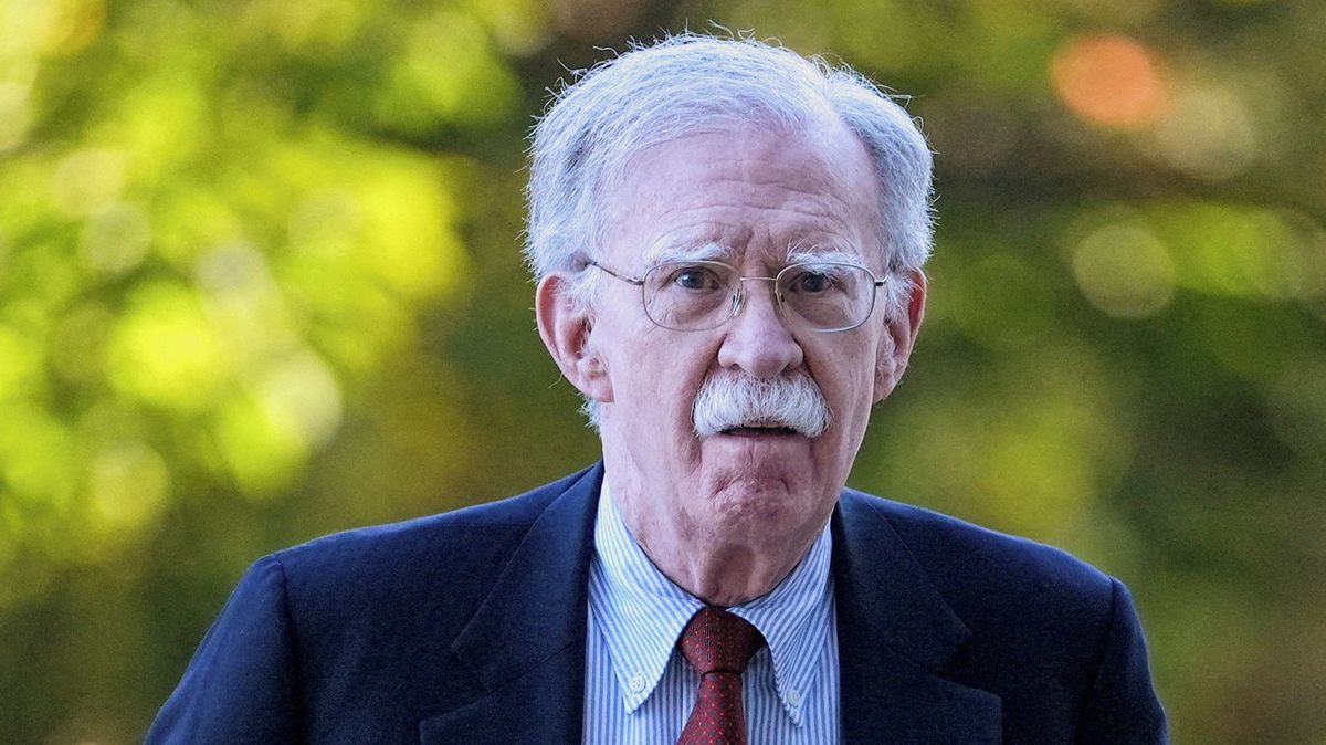 Trumpův exporadce Bolton se přizná k nezákonnému nakládání s tajnými dokumenty