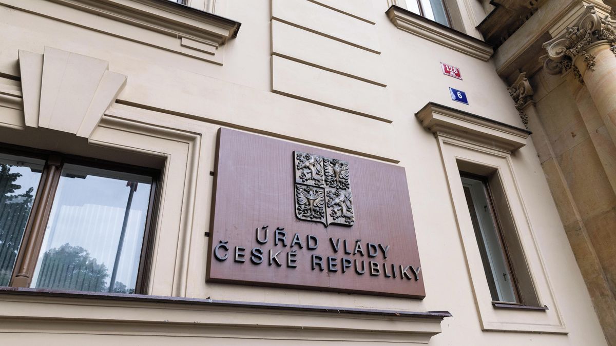 Z lidskoprávních rad vlády rezignovalo k dnešku kvůli přesunu agend 53 expertů