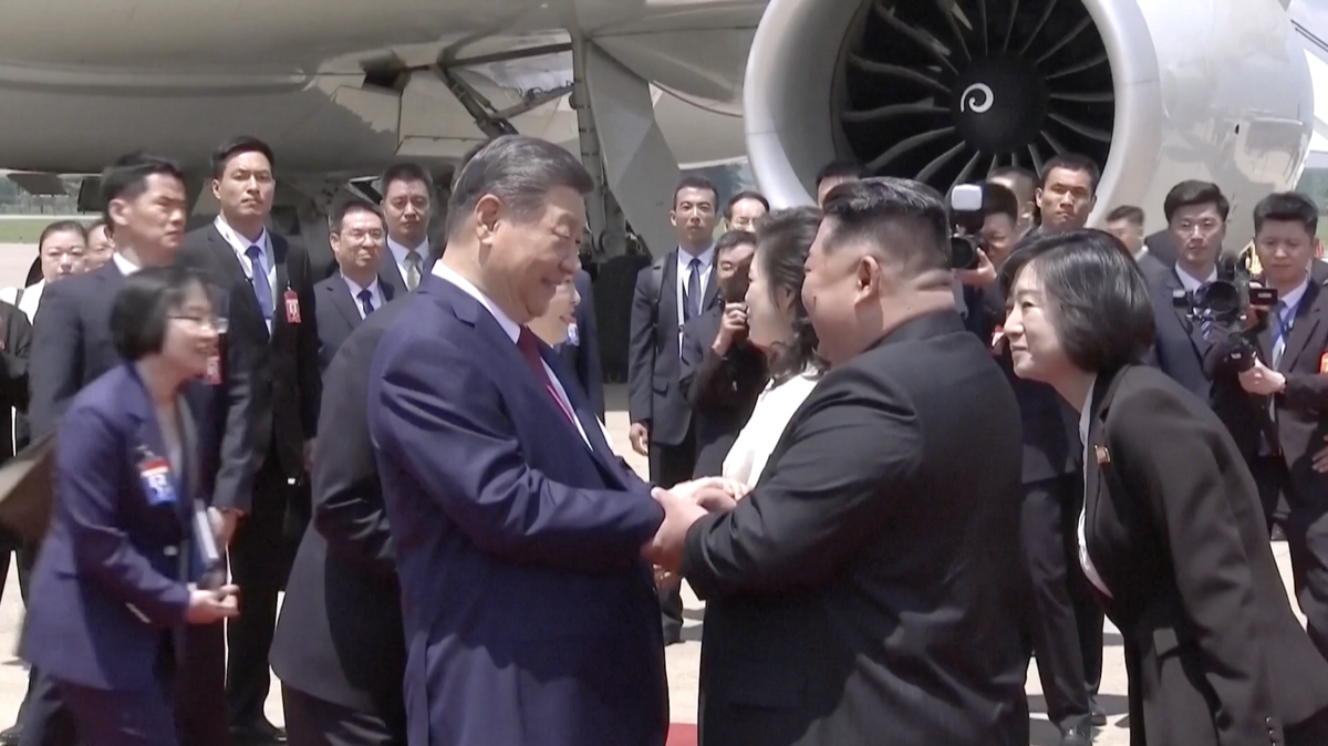 Obrazem: Čínský prezident přiletěl do KLDR, Kim ho