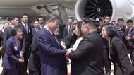 Čínský prezident přiletěl do KLDR, Kim ho přivítal s pompou