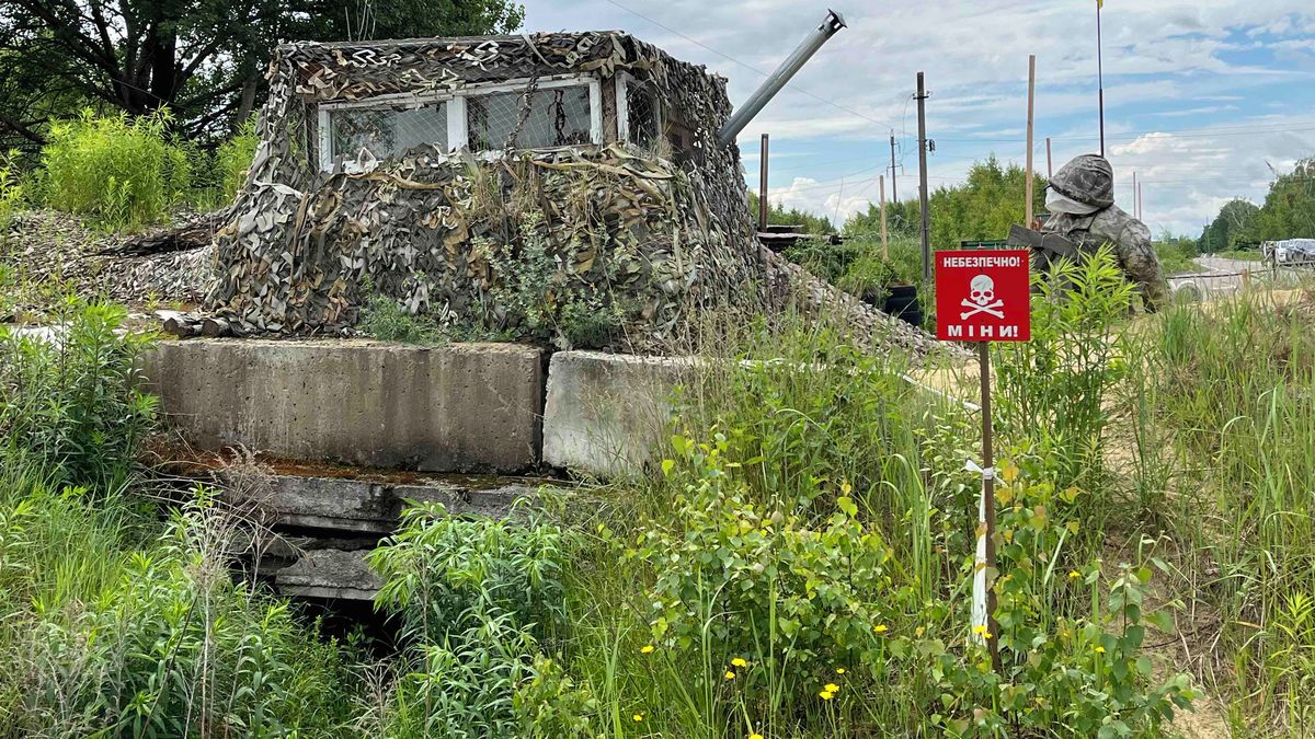 Miny, střílny a hejna komárů. Tady Ukrajina očekává nový úto