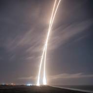 21. prosince 2015 přistál první stupeň Falconu 9 zpět na startovní ploše na Cape Canaveral. Historický okamžik, který výrazně snížil náklady na vesmírné lety. Na video se můžete podívat přímo na kanále společnosti SpaceX: https://www.youtube.com/watch?v=ANv5UfZsvZQ