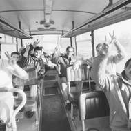 Amnestie v NVÚ v Ostravě–Heřmanicích. Autobus odvážející odsouzené na svobodu, 5. ledna 1990.