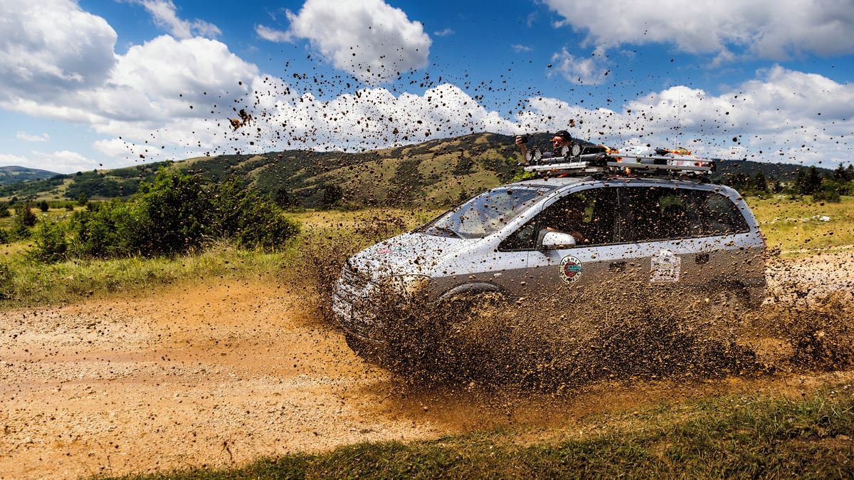 Balkánská rally na vlastní kůži: Domorodci na nás mířili zbraní, solidarita ale vítězí