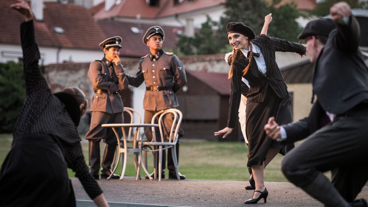 Diváci si mohou zatančit se členy NSDAP. Vznikl balet podle Spalovače mrtvol