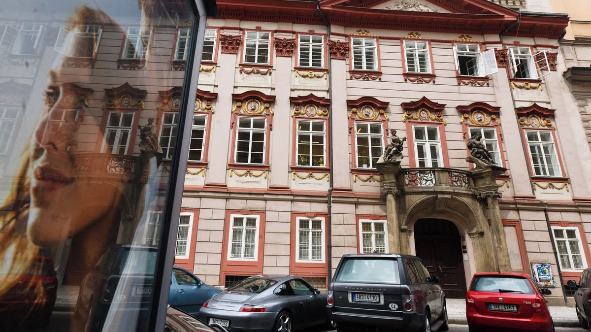 Filozofická fakulta chce zrušit translatologii. Petici podepsaly tisíce lidí