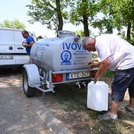 Problémy postihly mnoho obcí v okolí Budapešti, kde hladina Dunaje klesla níže, než bývá obvyklé. Ve Szadě se lidé obnovení dodávek dočkali ve středu.