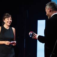 Režisérka, scenáristka a herečka Maggie Gyllenhaal dostává Cenu prezidenta Mezinárodního filmového festivalu Karlovy Vary.