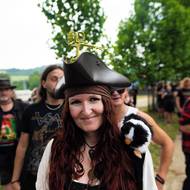 V sobotu vystoupí například švédská deathmetalová kapela Arch Enemy a německá folkmetalová skupina Feuerschwanz. Největším tahákem posledního nedělního dne pak bude koncert excentrického zpěváka Marilyna Mansona.