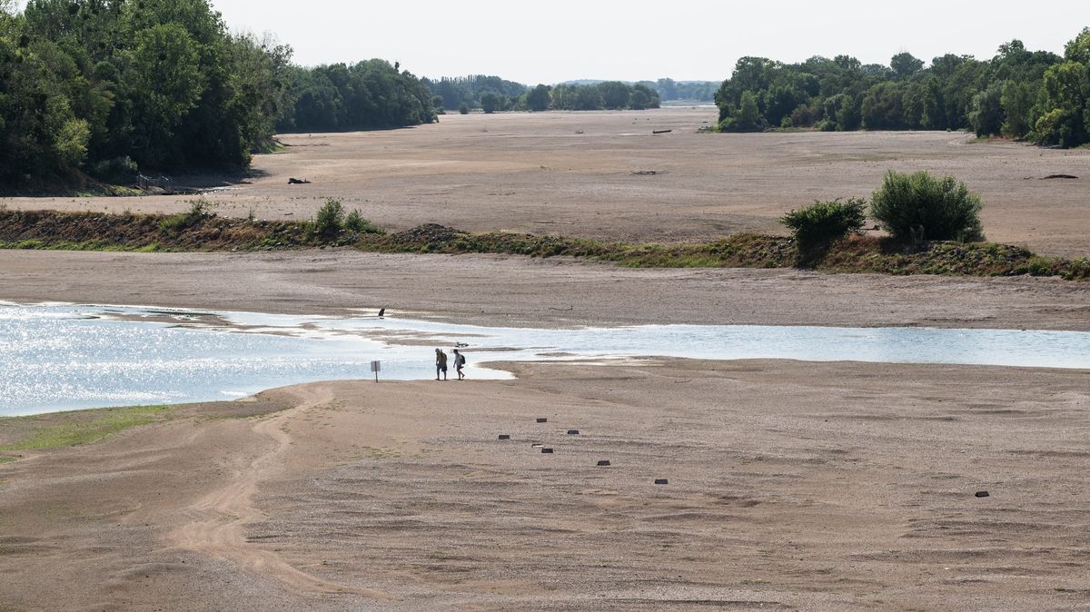 Fotky z Francie: Tady byla velká řeka. Po dně se teď dá procházet