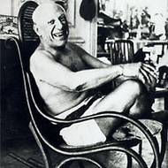 Pablo Picasoo usazený na křesle od firmy Ton.