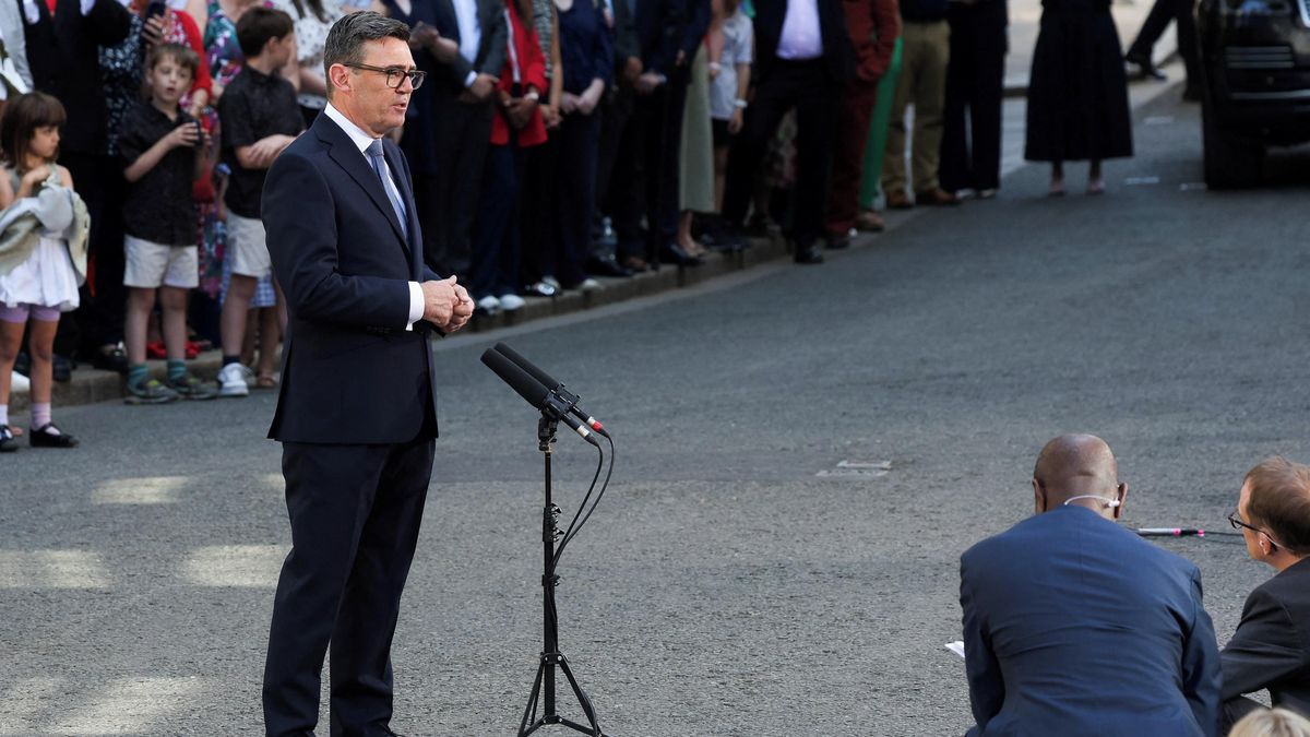Burnham skládá nový kabinet, se kterým má v plánu zemi vrátit stabilitu