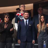 Show, jakou umí jen Spojené státy. Tom Cruise, David Beckham a Victorie Beckhamová. A to je jen zlomek z defilé celebrit, které si nenechaly turnaj ujít. FIFA je dávno továrnou na peníze a obrovské americké arény s dokonale připravenými VIP prostory tomu šly naproti.