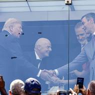 Trump se na stadionu pozdravil i se španělským premiérem Pedrem Sánchezem (podávají si ruce) a španělským králem Filipem VI. (za Sánchezem). Sánchez a Trump mají napjaté vztahy. Americký prezident španělského premiéra mnohokrát kritizoval kvůli nízkým výdajům na obranu, španělské kritice izraelské války v Pásmu Gazy i odmítnutí Madridu zapojit se do války s Íránem. Za Trumpem je na fotografii vidět šéf FIFA Gianni Infantino.