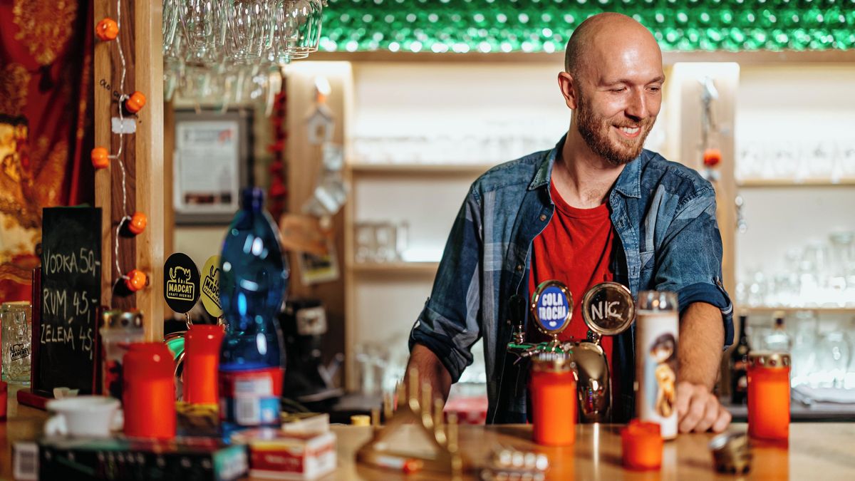 Recenze: Český sitcom ukazuje krušnou realitu oblastního divadelního baru