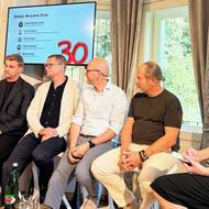 Účastníci debaty – návrhářka Eliška Monsportová, šéf festivalu Colours of Ostrava Filip Košťálek, Leoš Andrle ze Sekyra Group, člen správní rady Seznam.cz Matěj Hušek a Petr Doležal, generální ředitel Phoenix lékárenský velkoobchod. Zcela vpravo moderátorka Zuzana Hodková.
