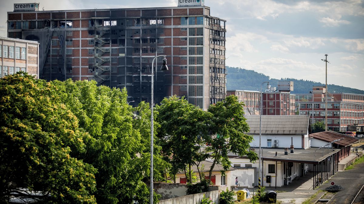 Hasiči nadále likvidují požár ve Zlíně, zjišťování jeho příčin může trvat měsíce
