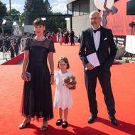 Moderátor Marek Eben a vdova po prezidentovi festivalu Andrea Bartošková s vnučkou Andulou.