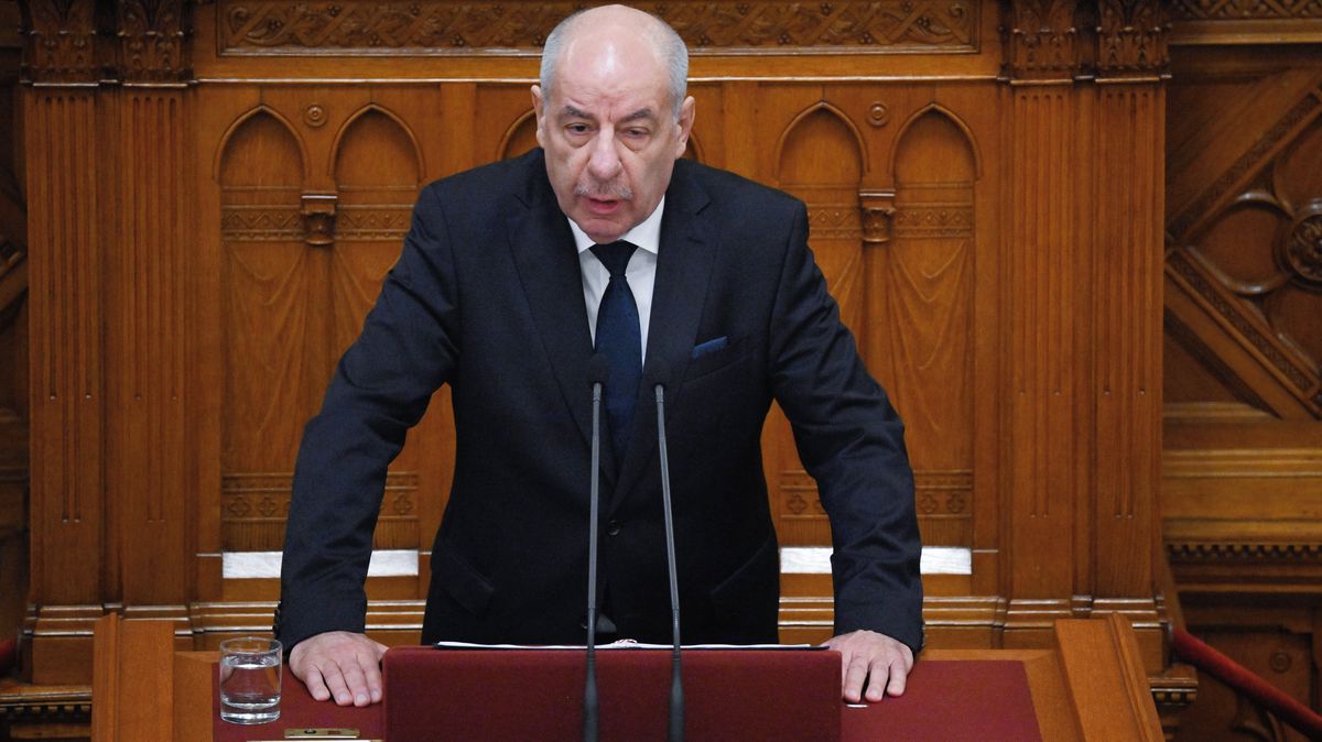 Maďarský prezident podepsal svůj konec ve funkci