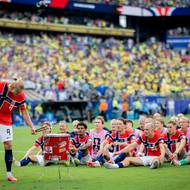 Rú! Fotbalisté Norska patří k největším příjemným překvapením turnaje, ještě víc než výsledky ale zůstane v myslích jejich vítězný rituál. Gólový zabiják Erling Haaland se chopil bubnu, spoluhráči veslovali a s nimi tisíce fanoušků na tribunách i doma v Norsku. Jednoznačně nejlepší oslava MS.