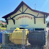 ... dojem z jedné strany trochu kazí prostor s popelnicemi. 