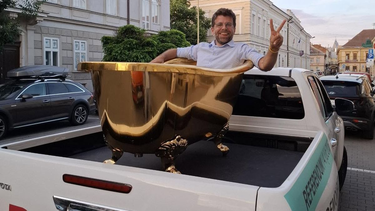 Ani zlatá vana nejspíš nepomůže. Slováci hlasují o doživotní rentě pro Fica