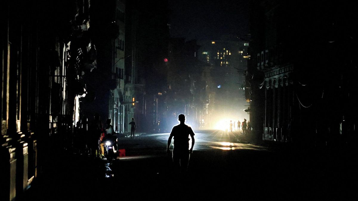Fotky: Kvůli celostátnímu blackoutu zůstaly bez proudu miliony Kubánců