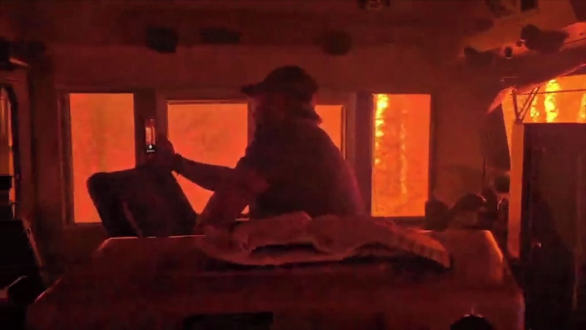 Video: Strojvedoucí natočil průjezd mohutným požárem