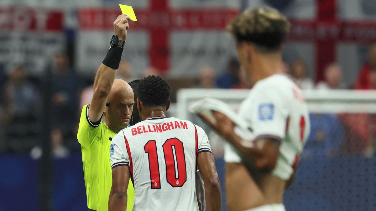 Sázky na karty ve fotbale přinášejí miliony i podvody. Státy je už zakazují