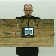 Tomáš Ruller: Video-performance, Studio FaVU VUT, Brno, 1992. Studiová práce ze zrcadlením kamery, působící jako efekt klíčování.