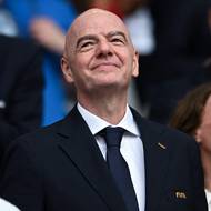Pan Všudypřítomný. Šéf FIFA Gianni Infantino křižoval se svým tryskáčem napříč třemi zeměmi, aby byl vždy a všude vidět. Trumpovi bez váhání vyšel vstříc s Balogunem a už má plán na ještě megalomanštější MS. Podle Infantina je totiž i 48 účastníků málo, rád by na turnaji viděl rovnou 64 zemí.