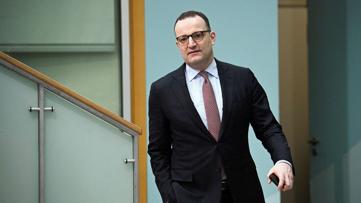 Šéf poslanců CDU/CSU rezignoval. Syna mu odnosila náhradní matka