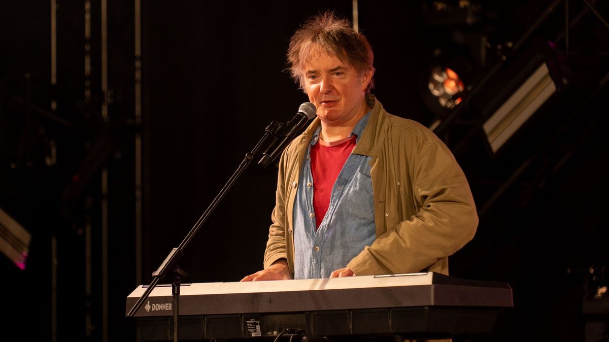 Vždycky jsme jen kousek od obrovského průšvihu, říká komik Dylan Moran
