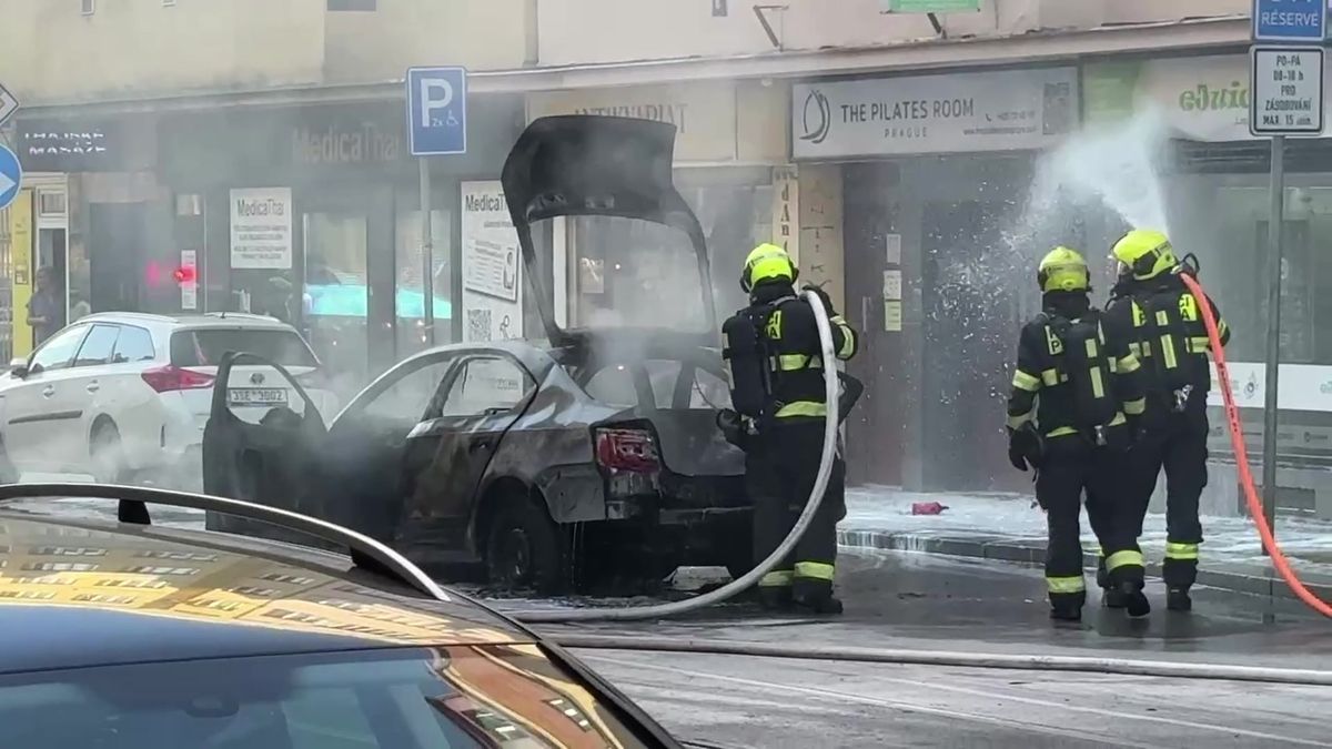 Video: Na pražské Floře vzplanulo auto, celé shořelo
